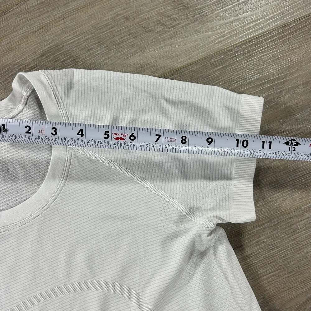 Lululemon Size 6 White Swiftly Tech Athletic Tee Short Sleeve Top Waist Length